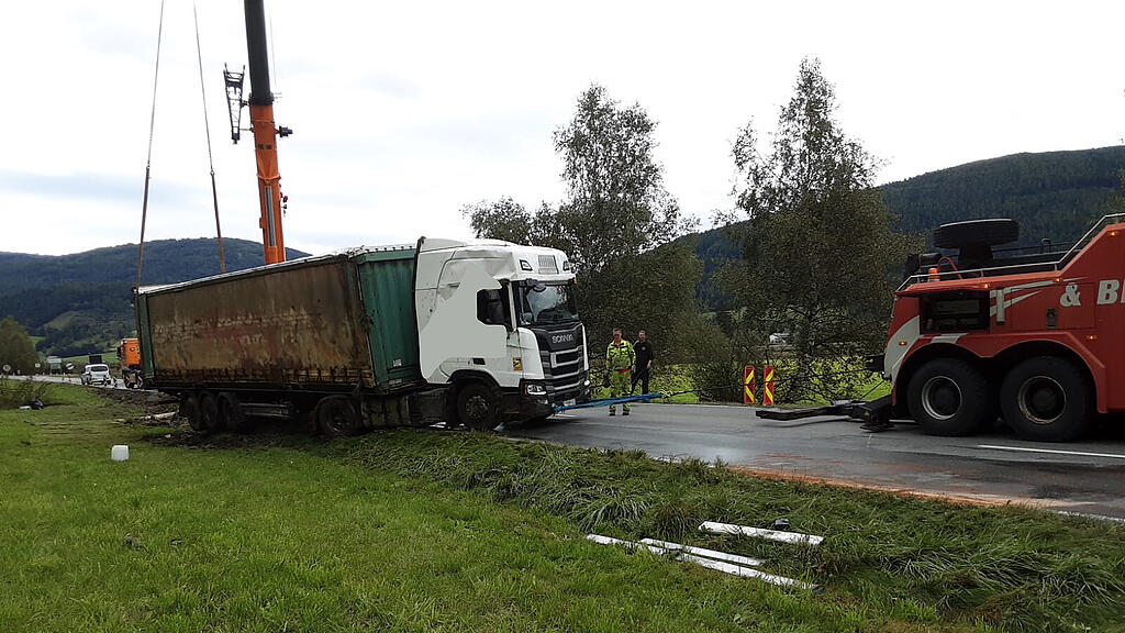 Tonnenschwerer Lkw kippt auf B96 in St. Margarethen im Lungau um