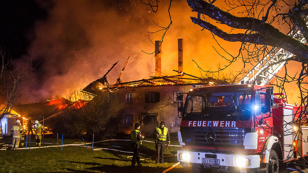 Der Brand zerstörte Stall und Bauernhaus fast vollständig.
