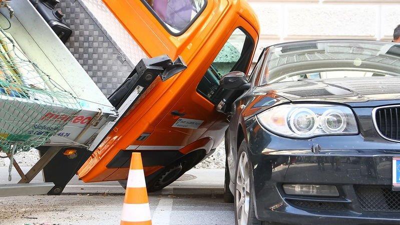 Hubsteiger kippt am Kajetanerplatz