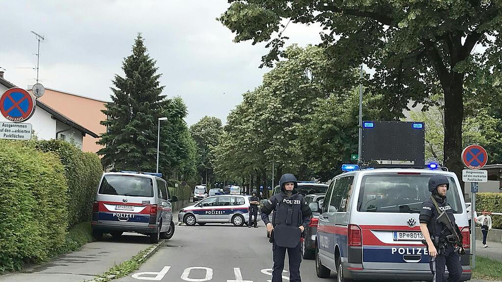 Einsatzkräfte in der Nähe des Tatorts.