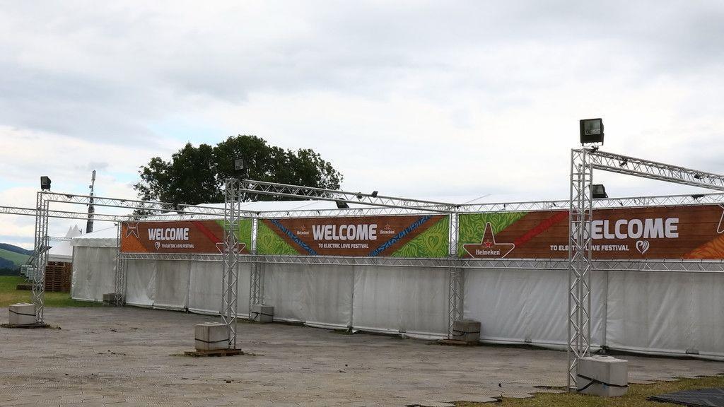Erste Aufbauarbeiten am Electric Love 2017