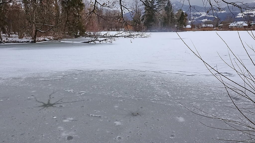 Leopoldskroner Weiher, eisfläche gesperrt,