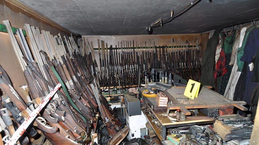 Dieses Waffenarsenal wurde von der Polizei im Keller des Amokläufers Alois H. gefunden.