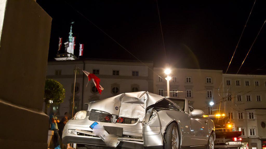 Mercedes knallt auf Staatsbrücke gegen Lichtmast