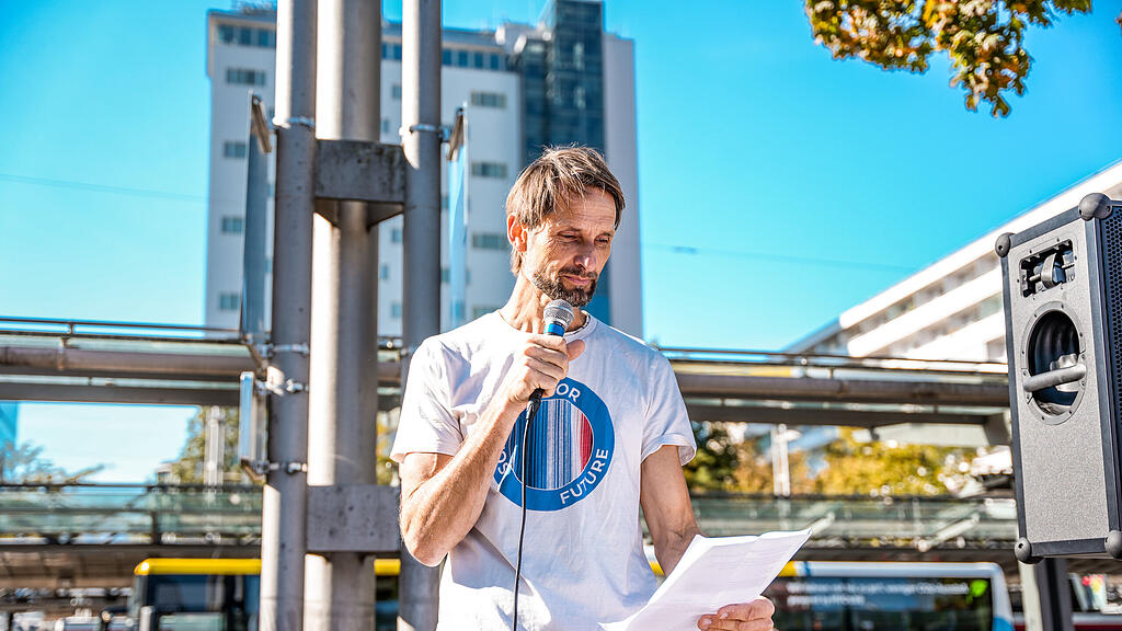 Demo "Zusammenhalten statt spalten" in der Stadt Salzburg