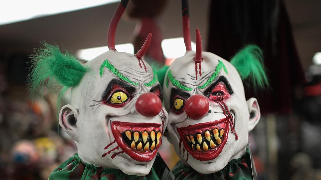 In Tirol ging ein Horror-Clown mit einem Baseballschläger auf einen 19-Jährigen los.