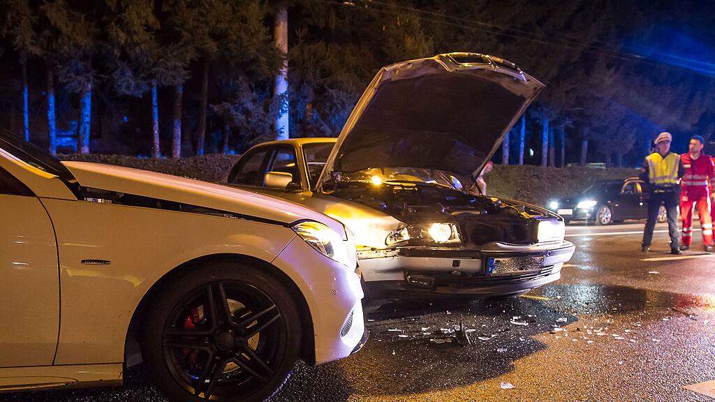 Drei Menschen wurden bei dem Unfall leicht verletzt.