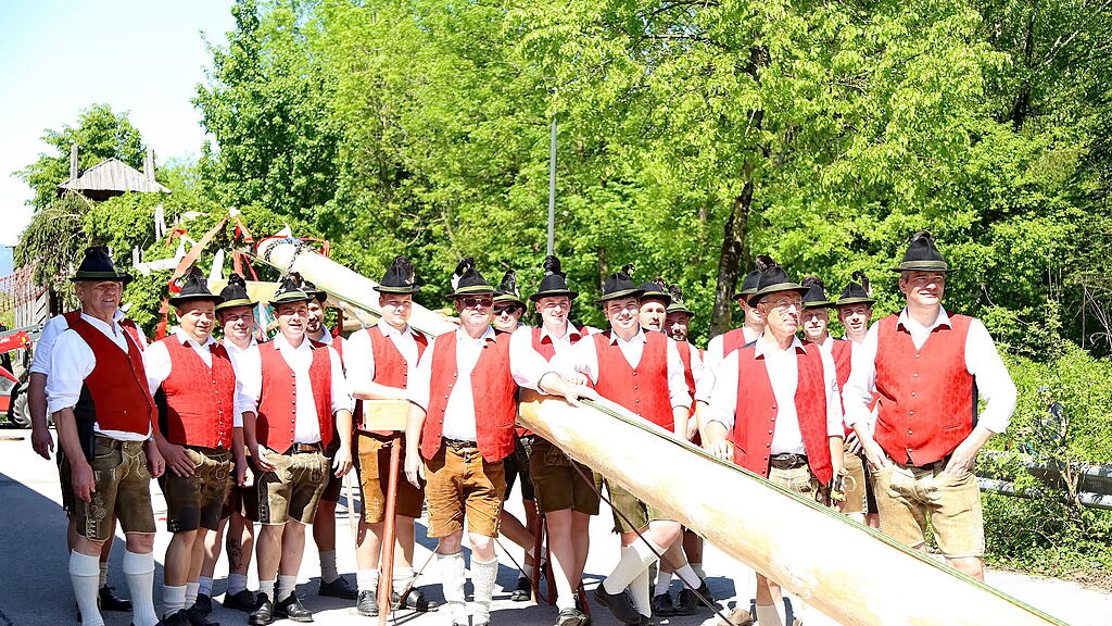 Maibaumaufstellen in Leopoldskron
