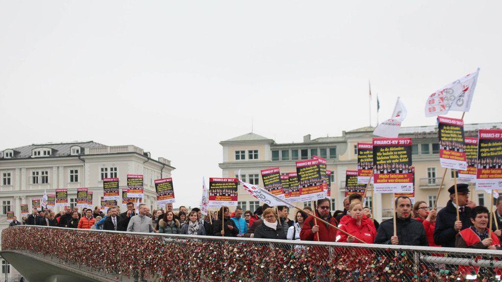 Banker protestieren in Salzburg