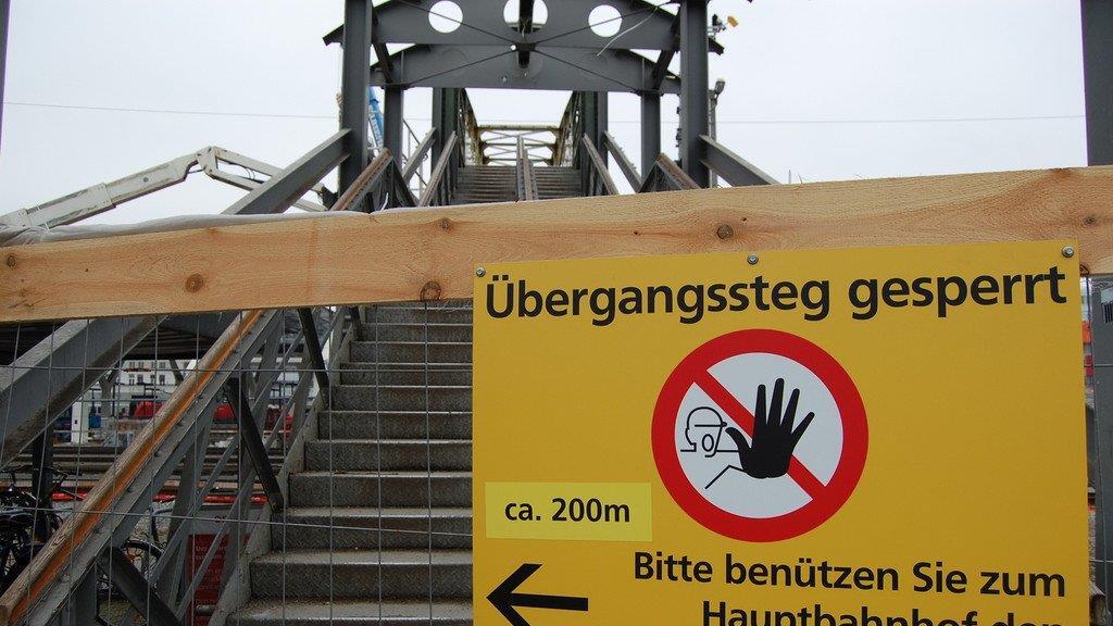 Fußgängerbrücke abgetragen
