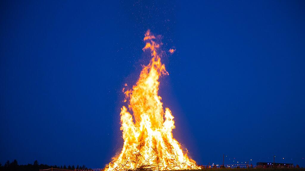 Die Sonnwendfeuer gehören in Salzburg zum Sommerbeginn dazu. (Archivbild)