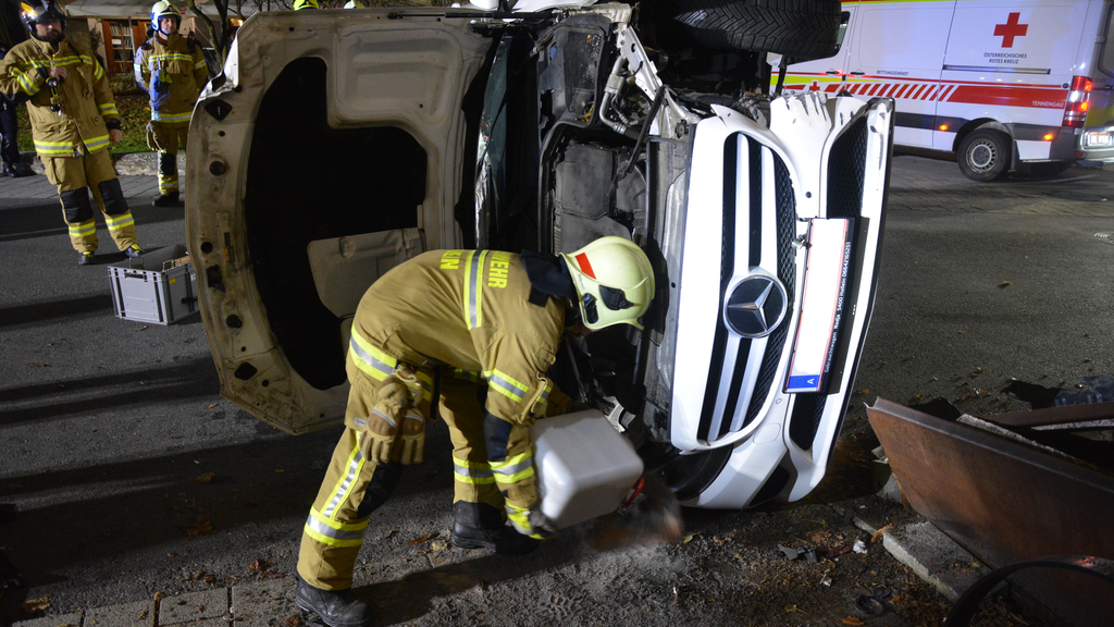 Pkw kippt bei Crash in Halleiner Altstadt um