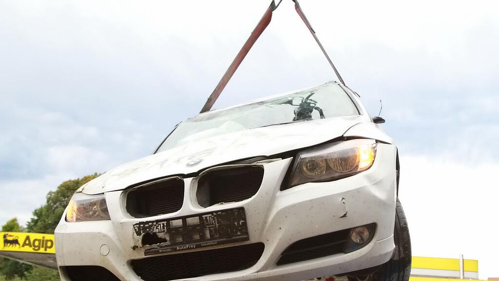Der Lenker des Wagens wurde verletzt ins Krankenhaus gebracht.