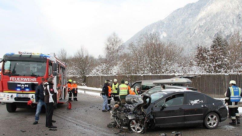 Fünf Verletzte nach Crash auf B20