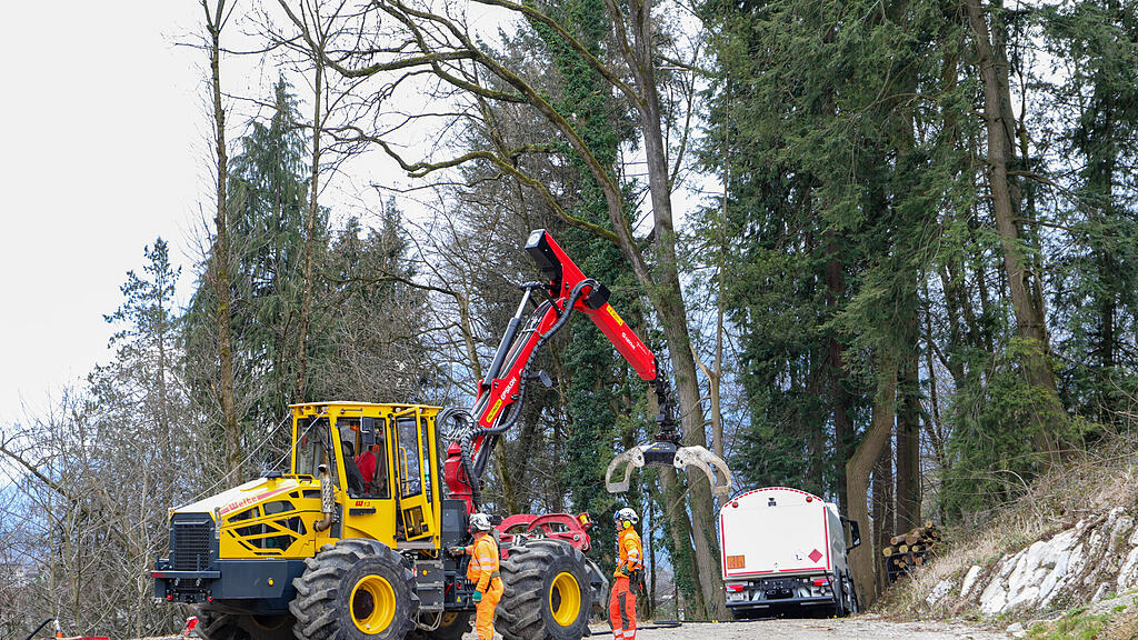 Baumfällungen per Hubschrauber am Kapuzinerberg