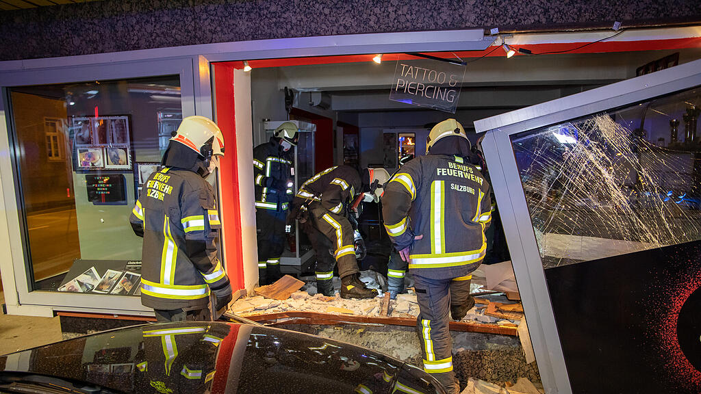 Lehen: Auto kracht in Tattoo-Studio