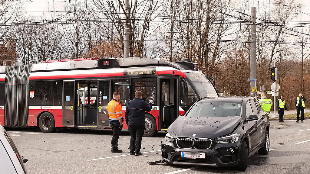 PKW kollidiert mit O-Bus auf der L106