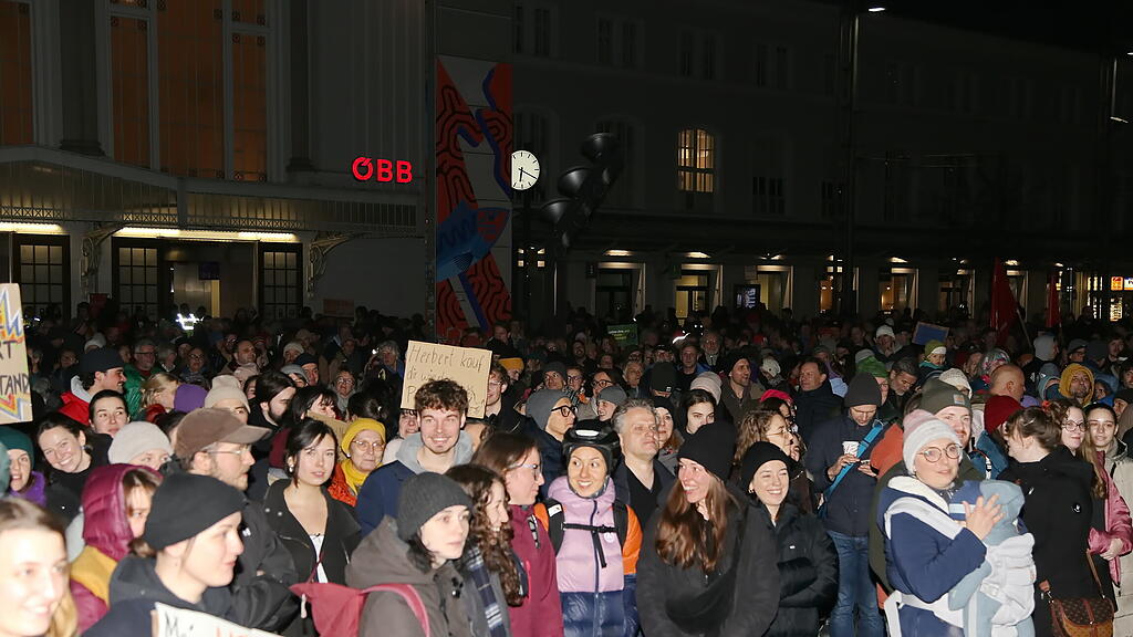 kundgebung blau-schwarz hauptbahnhof