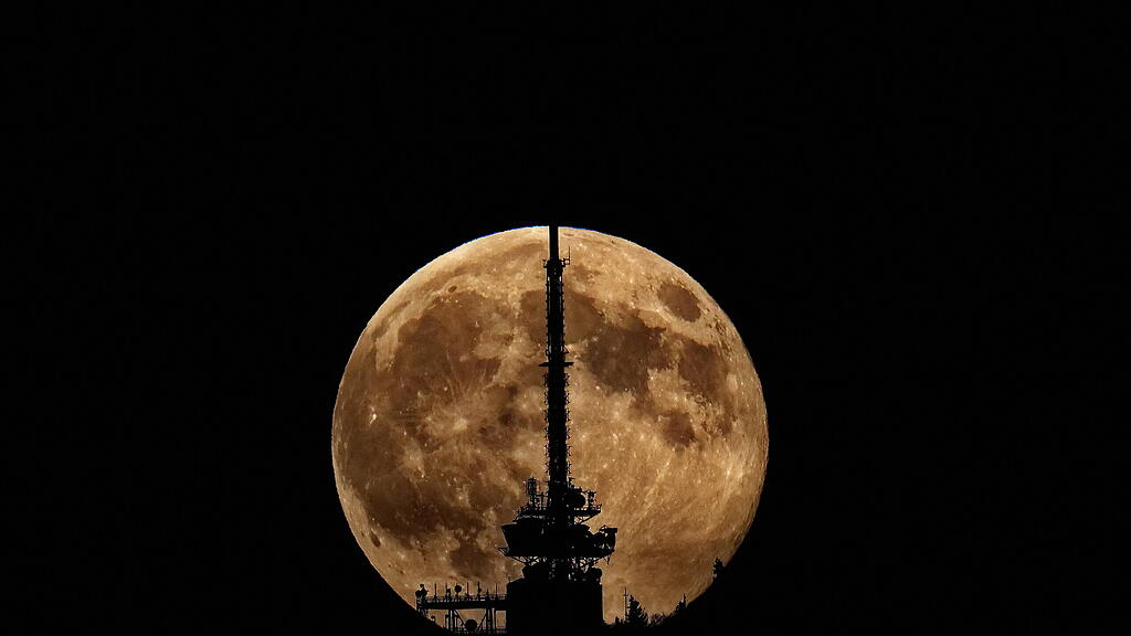 Supermond über Salzburg