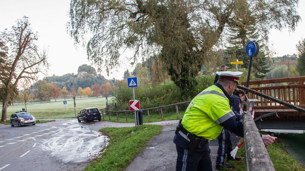 Alkolenker landet mit Pkw im Almkanal
