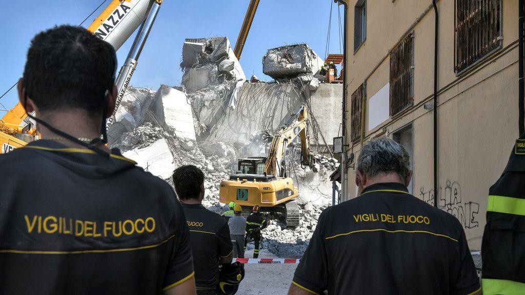 Autobahnbrücke stürzt in Genua ein: Aufräumen