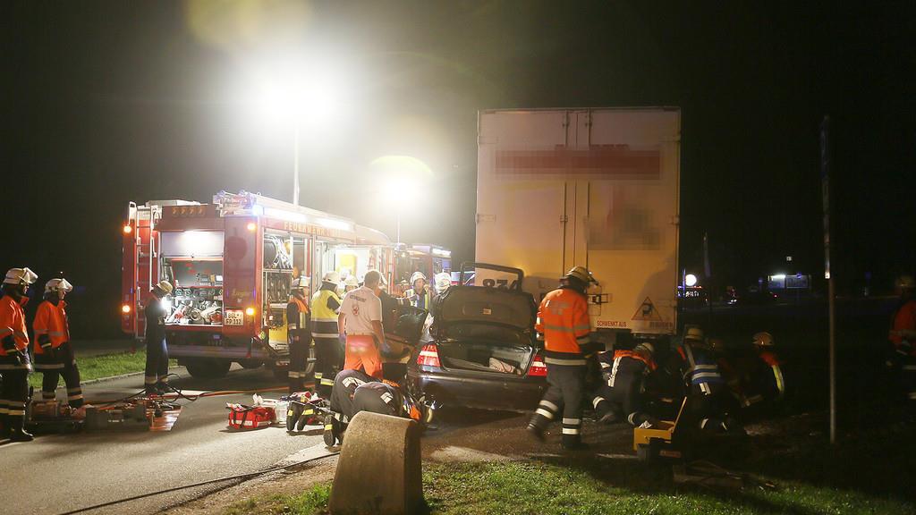 Piding: 20-Jähriger kracht alkoholisiert mit Pkw in Sattelzug