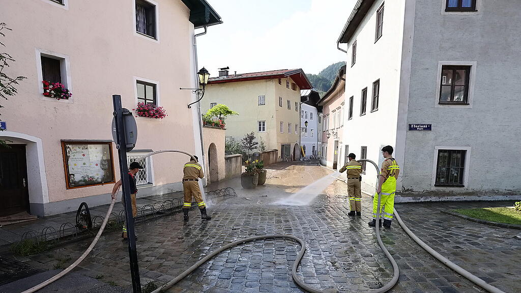 Aufr\u00e4umarbeiten in Hallein
