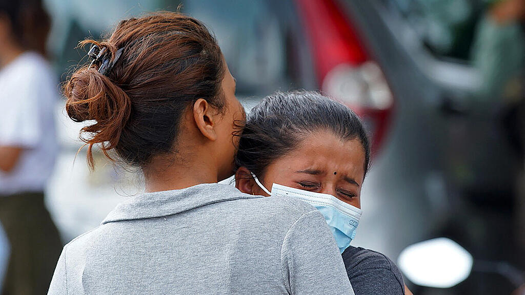 Am Flughafen von Pokhara brachen verzweifelte Angehörige in Tränen aus