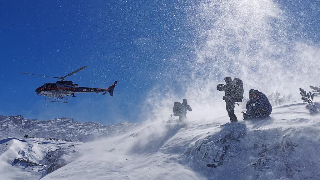 Wanderer von Neuschnee überrascht