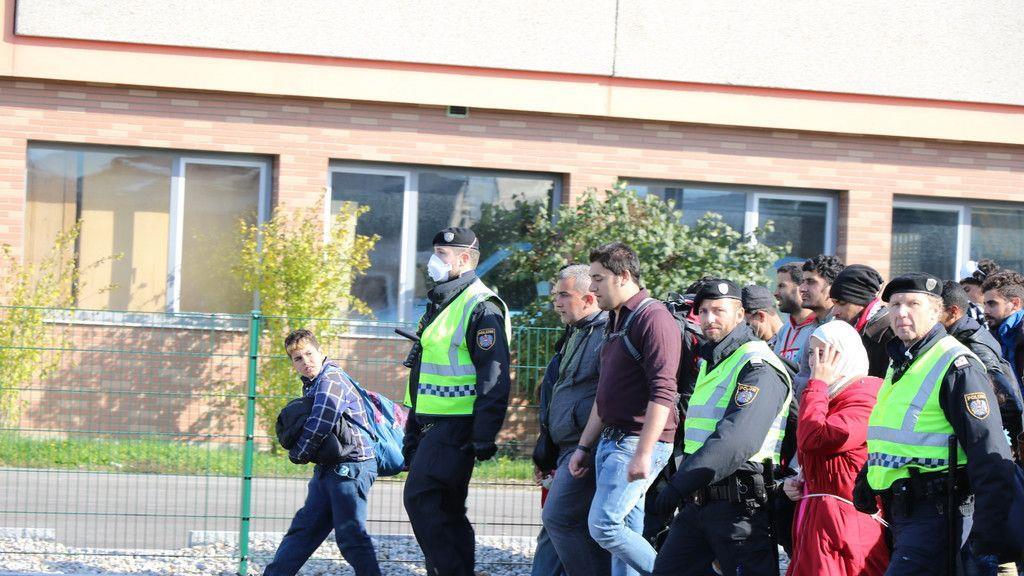 Flüchtlinge marschieren zu Grenze