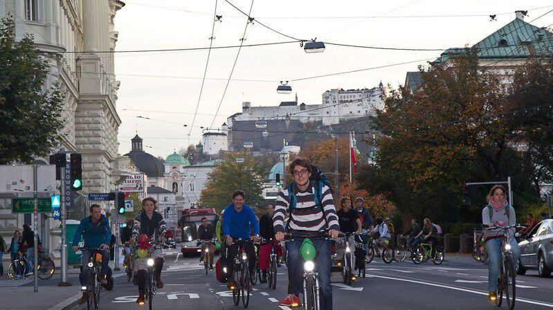 Die Critical Mass radelte zum Jubiläum mit Luftballonen geschmückt durch Salzburg.