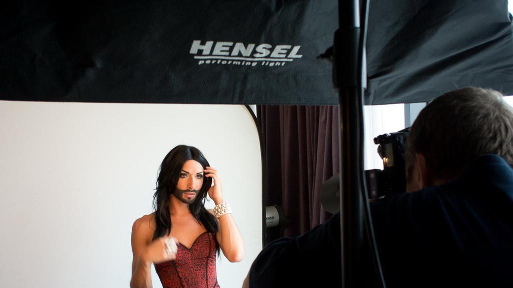 Manfred Baumann setzt Conchita Wurst in Szene