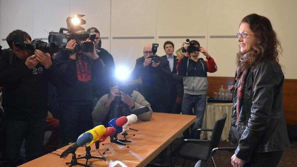 Monika R. zeigt sich der Öffentlichkeit