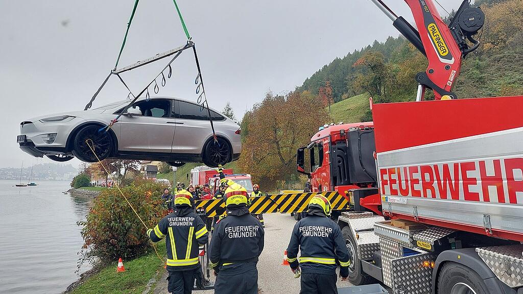 Auto landet in Traunsee