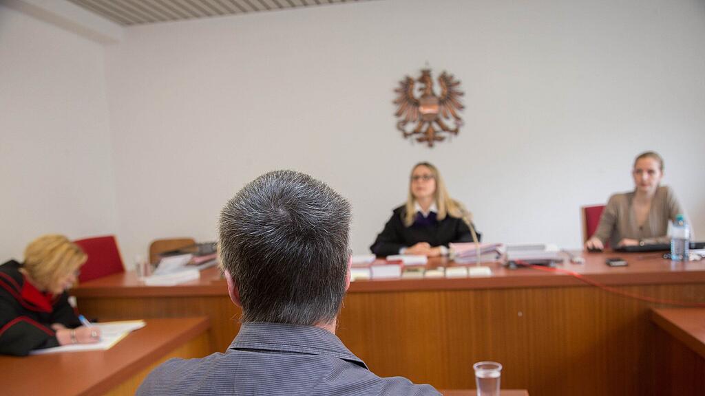 Der Angeklagte wurde zu drei Monaten bedingter Haft verurteilt .