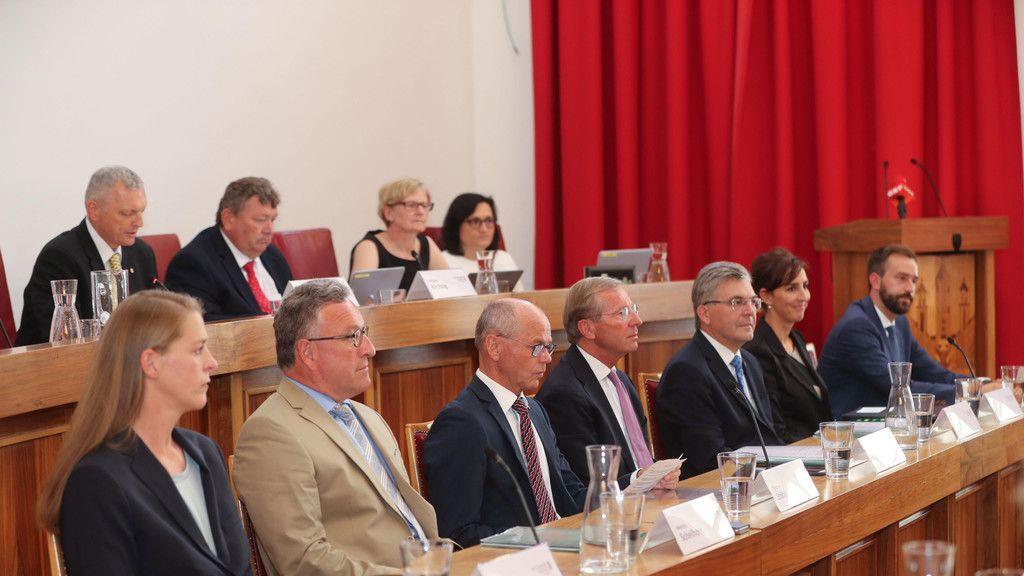 Salzburgs Regierungsmitglieder stellen sich Hearing