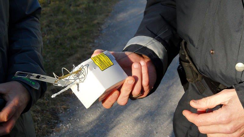 Wetterballon in Stromleitung