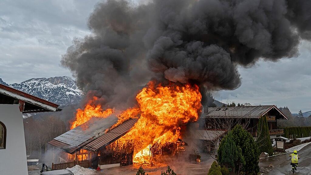 Stall in Berchtesgaden in Flammen
