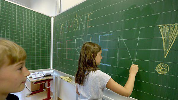 Kinder freuen sich schon auf Ferien