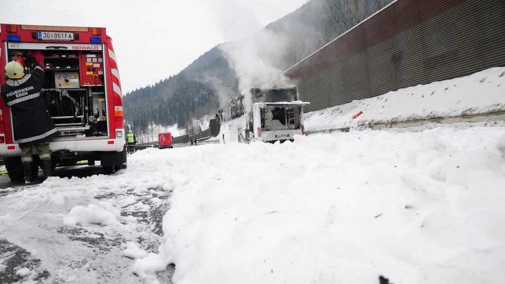 Reisebus in Vollbrand