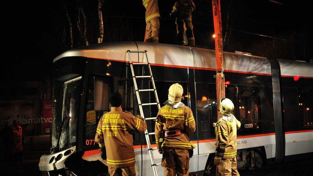 Rettungsauto prallt in Bim