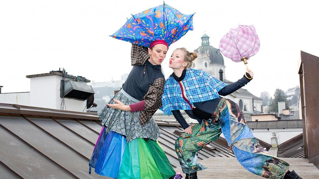 Eine bunte Performance über den Dächern Salzburgs.