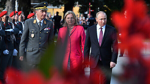 Kneissl sagt "Ja" - Putin schaut zu