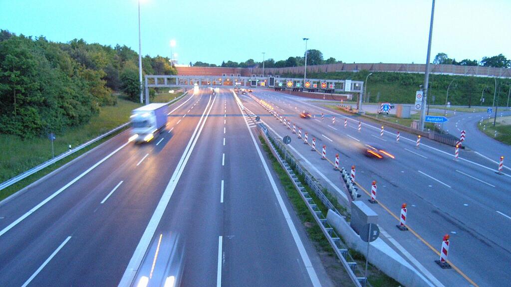 Ein Fahrstreifen wird für Sanierungsarbeiten auf der A10 bei Urstein Richtung Salzburg gesperrt.