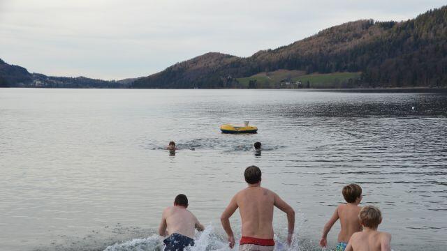 Das vier Grad kalte Wasser schreckte diese mutigen Herrschaften nicht ab.