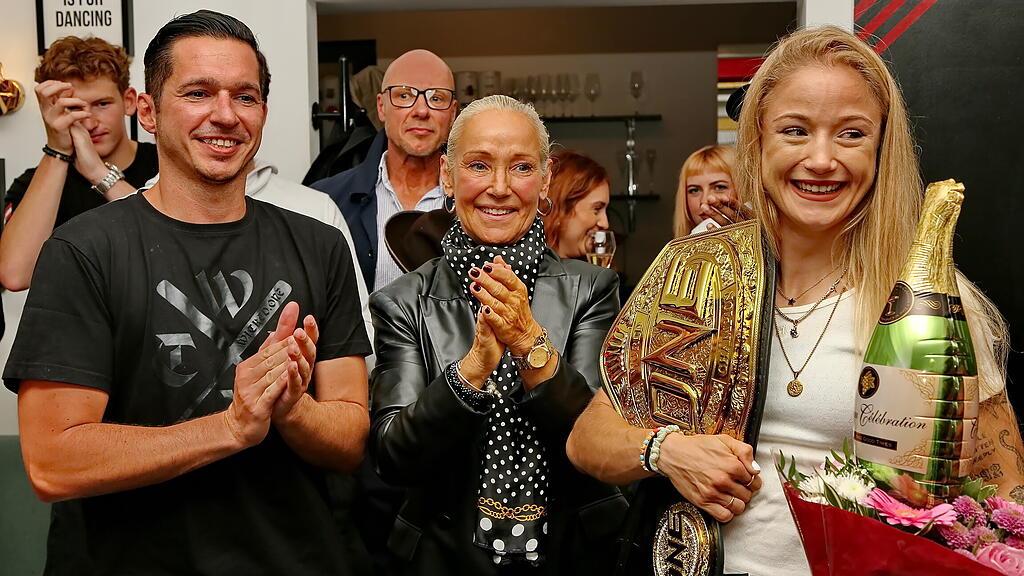 Muay Thai-Weltmeisterin Stella Hemetsberger in Salzburg empfangen