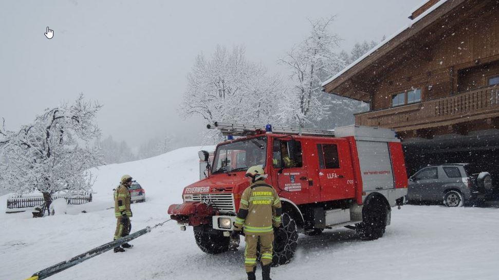 Auto schlittert in Neukirchen 50 Meter über Abhang