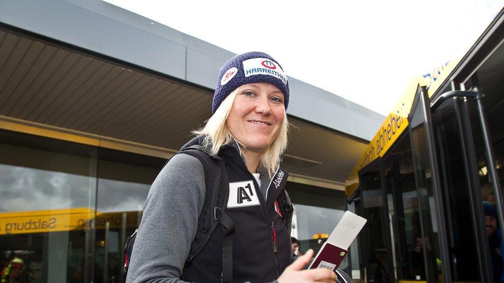 Ski-Damen heben von Salzburg ab