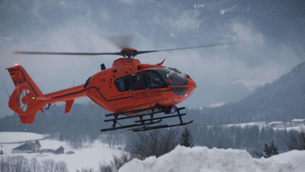 Die alarmierte Skiwacht forderte aufgrund der schweren Verletzung den Rettungshubschrauber Christoph 14 nach.