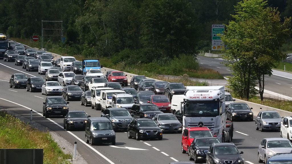 Stau nach Auffahrunfall auf A10